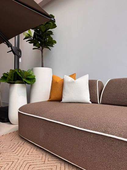 Detalle de sofá PHI PHI con respaldos modulares y cojines decorativos