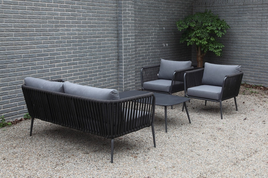 Detalle de sala AMALFI negra, sofás de aluminio con cuerdas de poliéster y mesa de centro