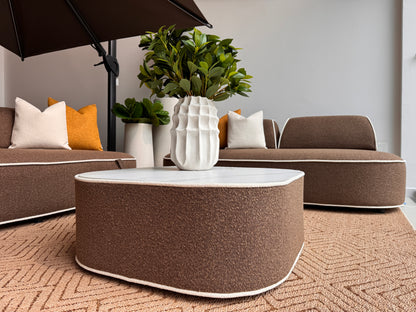 Detalle de mesa de centro y sofás de la Sala PHI PHI