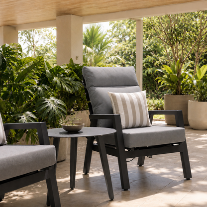 Silla AIRE reclinable con estructura oscura y cojinería gris para exterior cubierto