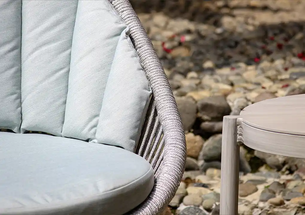 Vista de set de balcón GENOVA gris, sofás de aluminio con cuerdas de poliéster y mesa auxiliar
