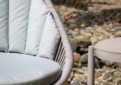 Vista de set de balcón GENOVA gris, sofás de aluminio con cuerdas de poliéster y mesa auxiliar
