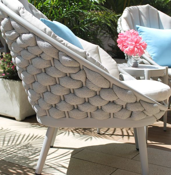 Vista de set de balcón SORI, sofás de aluminio crema con cuerdas de poliéster y mesa auxiliar
