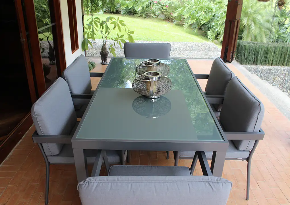 Vista de comedor CADAQUES negro, conjunto de mesa y sillas de aluminio para terraza cubierta