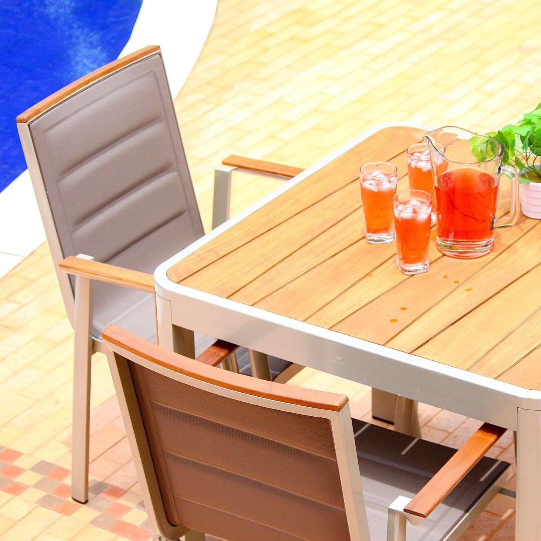 Vista de comedor CEDAR gris, mesa y sillas de aluminio con detalles de madera teca para terraza