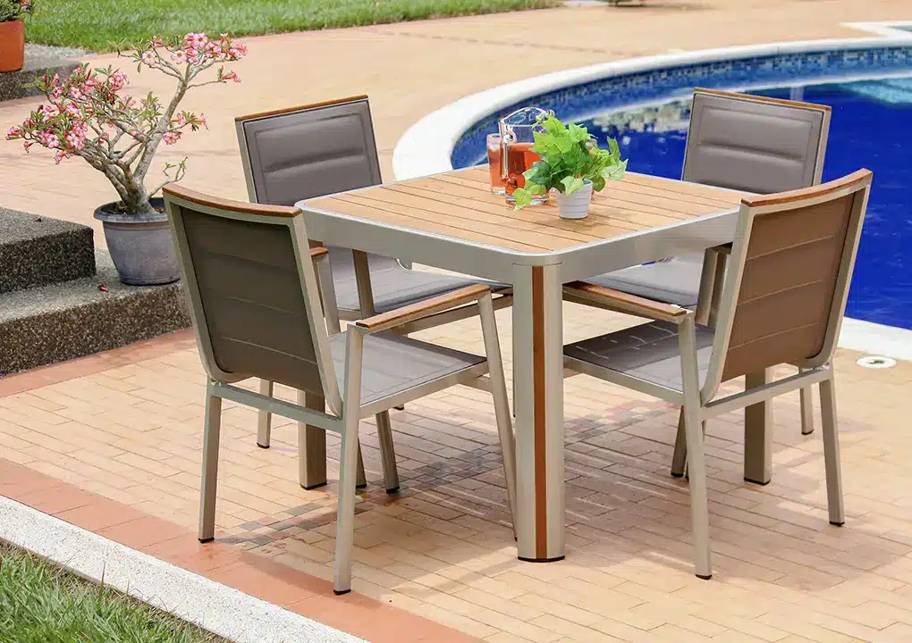 Vista de comedor CEDAR gris, mesa con vidrio cerámico y sillas de aluminio con madera teca