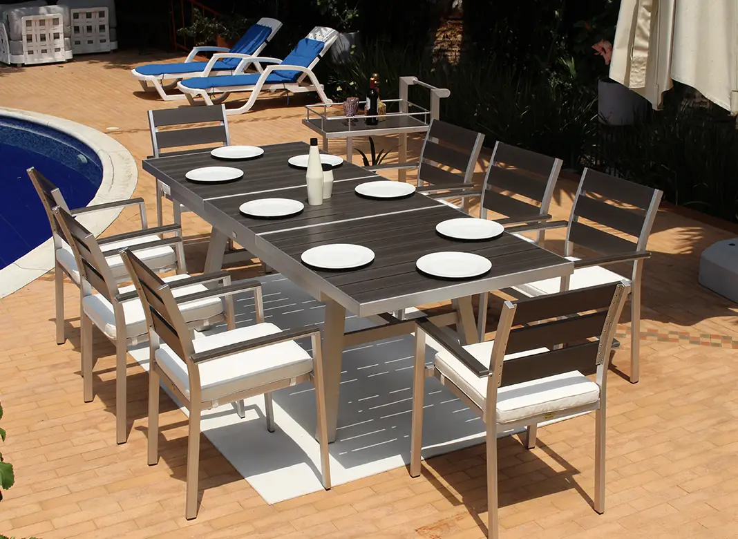 Vista de comedor MONACO expansible, mesa y sillas de aluminio con láminas PVC imitación madera
