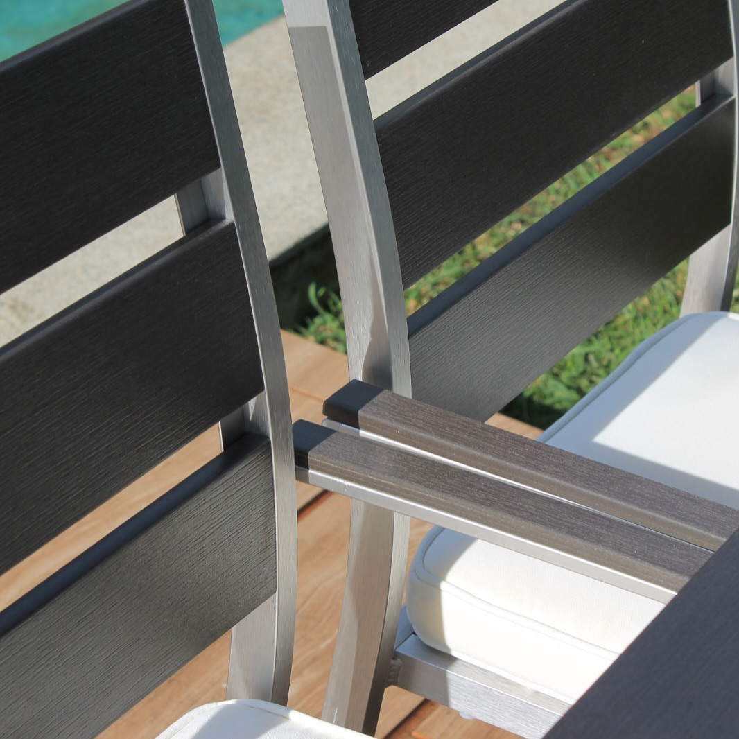 Detalle de comedor MONACO expansible, mesa de aluminio plata con PVC imitación madera para terraza cubierta
