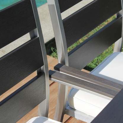 Detalle de comedor MONACO expansible, mesa de aluminio plata con PVC imitación madera para terraza cubierta
