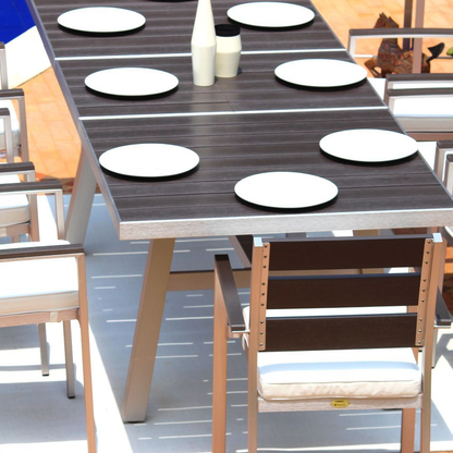Vista de comedor MONACO expansible, mesa y sillas de aluminio plata con PVC imitación madera