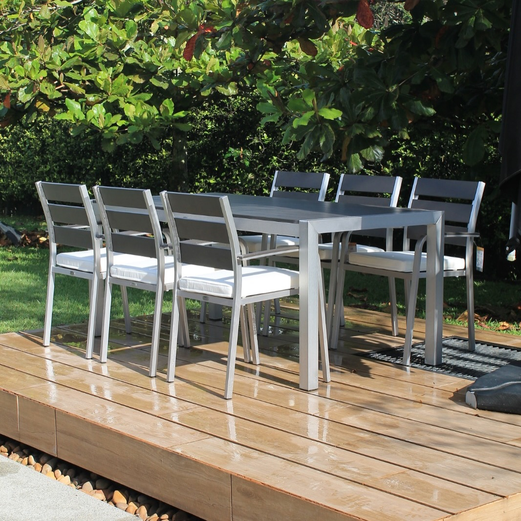 Mesa de comedor rectangular de la colección NIZA con imitacion madera natural