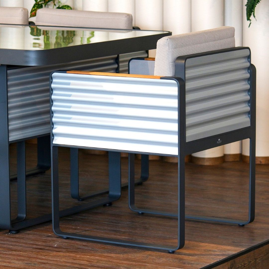 Vista de comedor PORTLAND, mesa de vidrio templado con aluminio corrugado y sillas de aluminio negro
