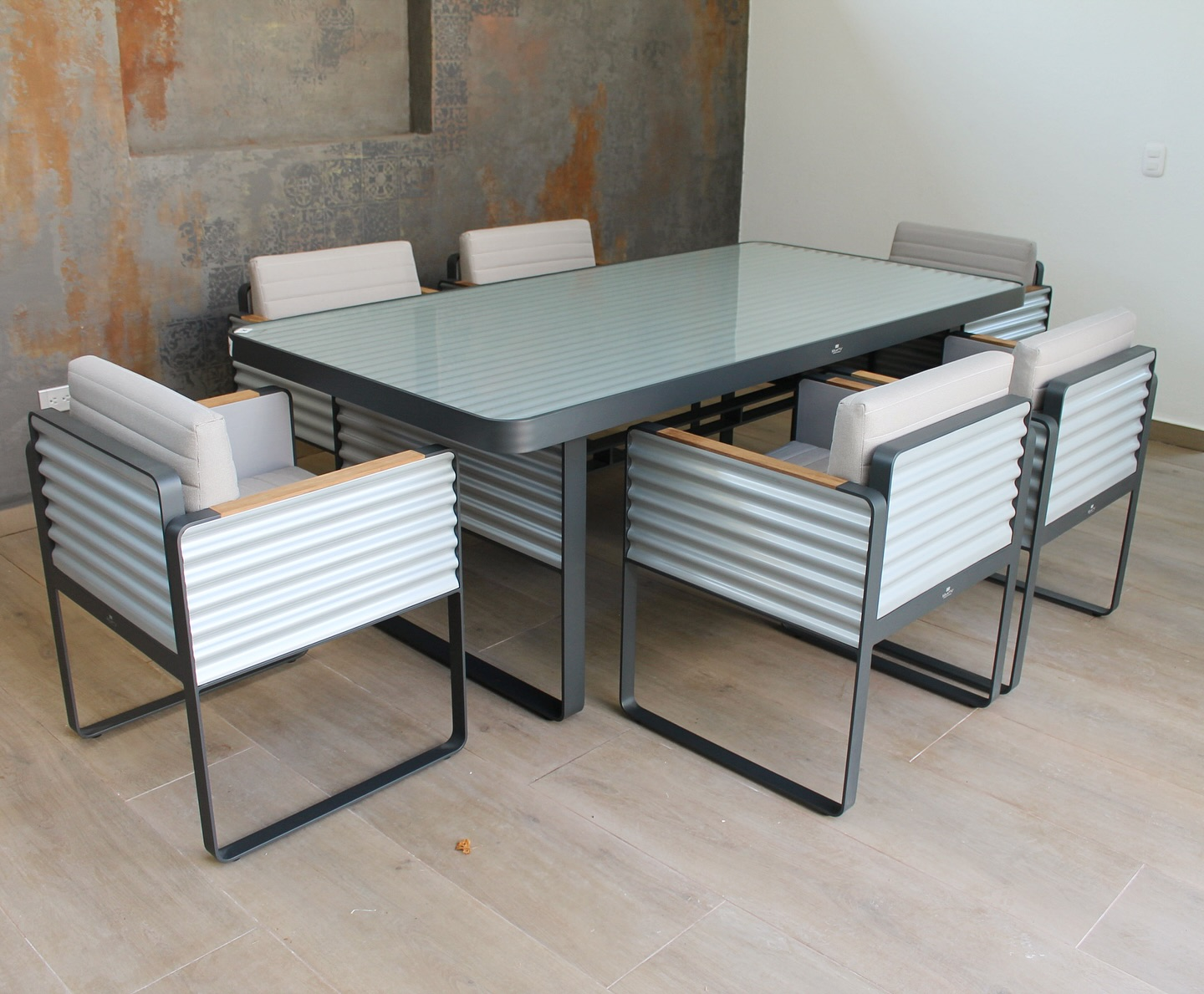 Set de comedor PORTLAND, mesa y sillas de aluminio negro con detalles de madera teca para balcón