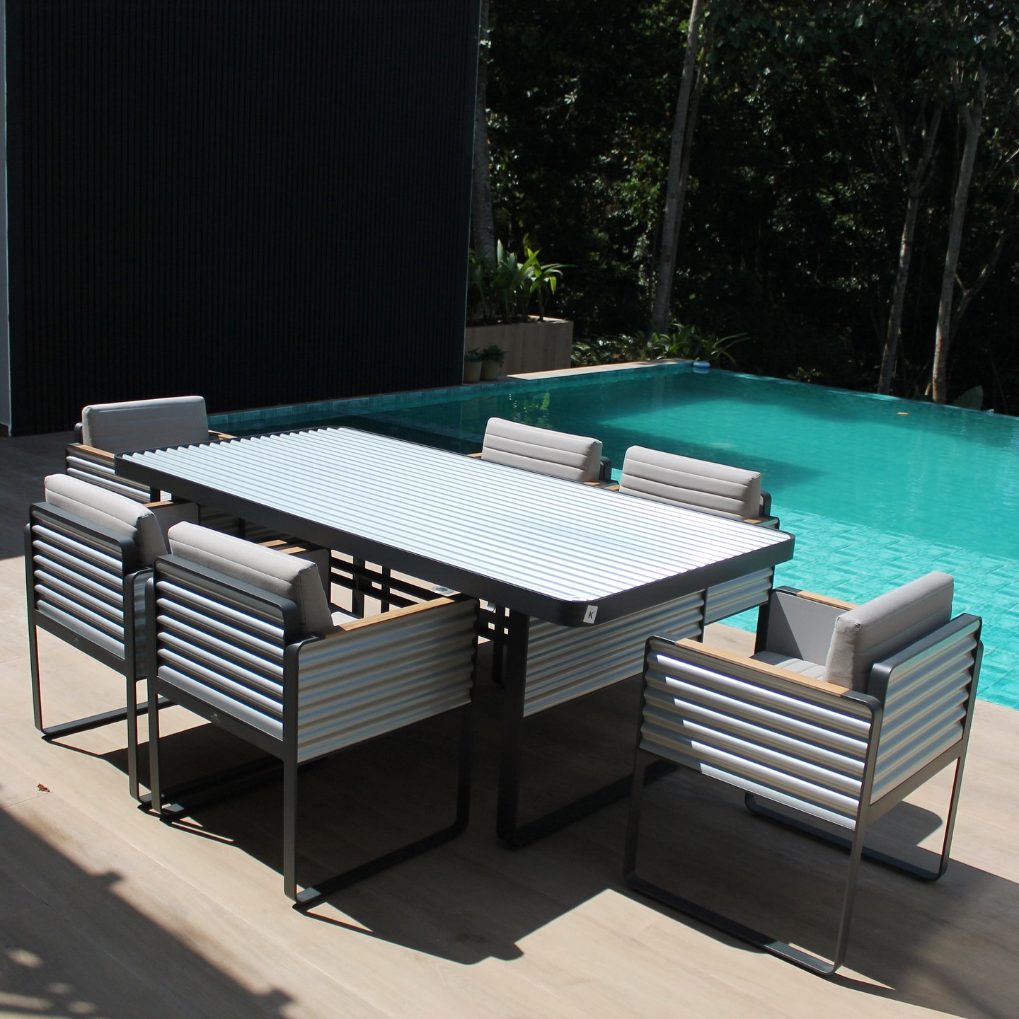 Vista de comedor PORTLAND, conjunto de mesa y sillas de aluminio con madera teca y aluminio corrugado
