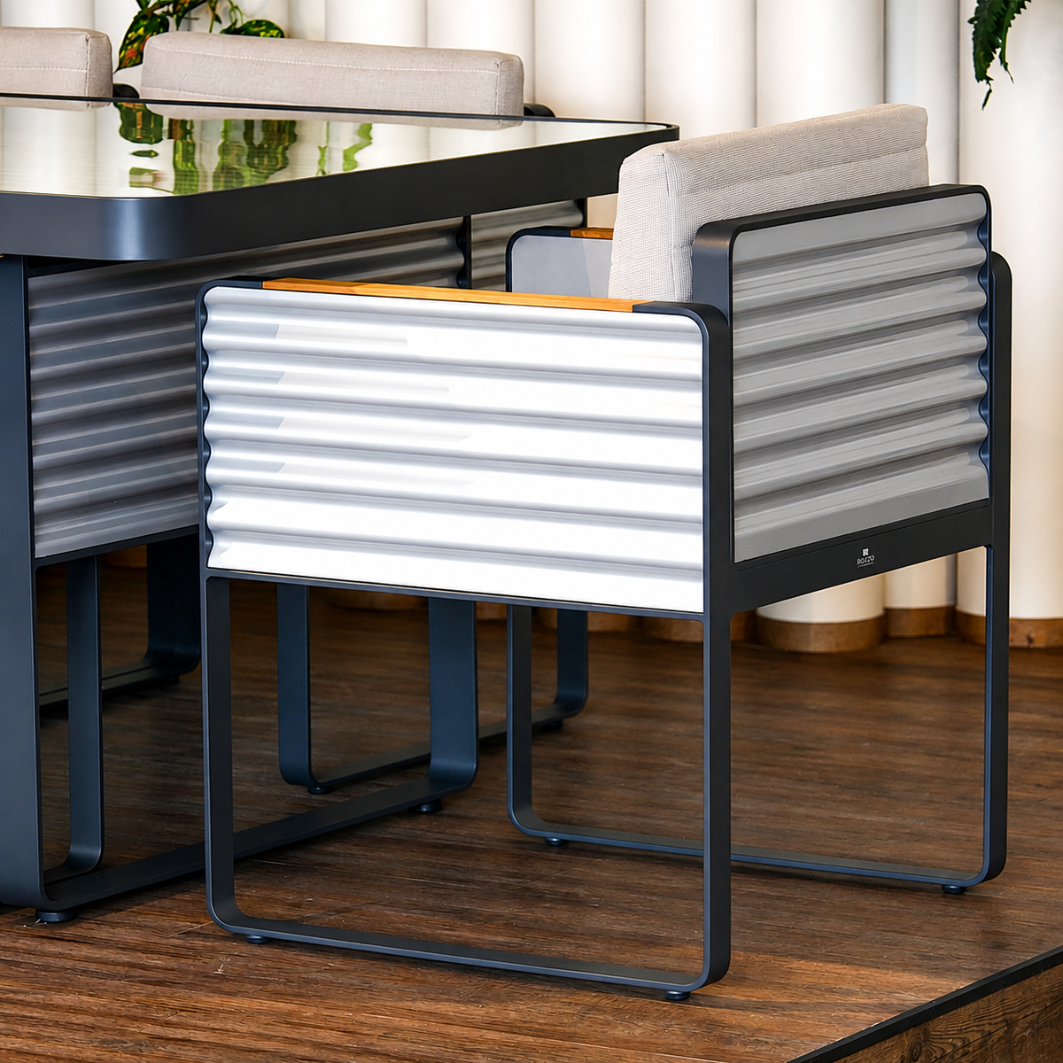 Detalle de silla del Comedor PORTLAND con estructura en aluminio corrugado