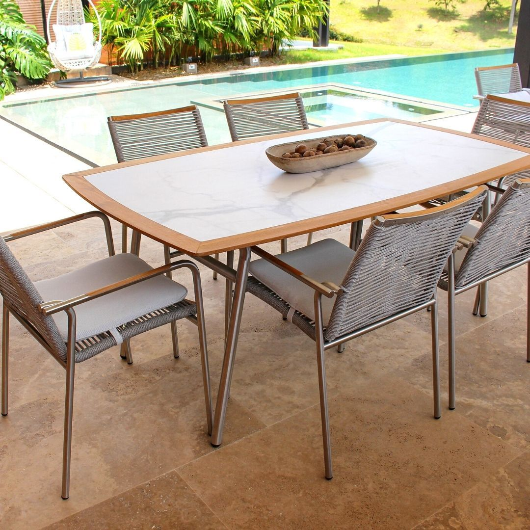 Vista de comedor VELEROS, mesa de vidrio cerámico y sillas de acero inoxidable con cuerdas grises