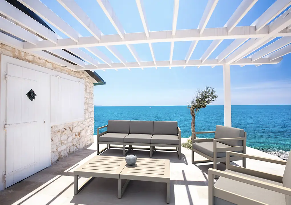 Vista de sala ADRIA, conjunto de sofás de resina con fibra de vidrio para piscina y terraza
