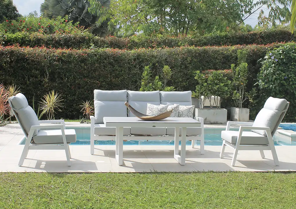 Vista de sala ALURA blanca, conjunto de sofás reclinables de aluminio con mesa de vidrio cerámico
