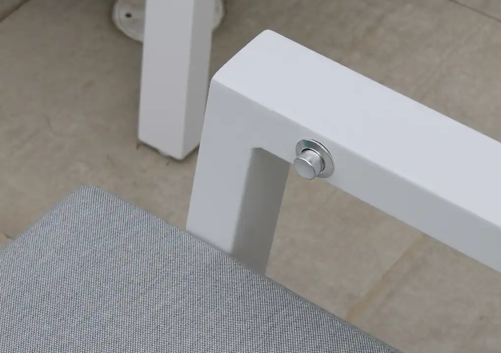 Detalle de sala ALURA blanca, sofás reclinables de aluminio con textilene y cojines gris claro