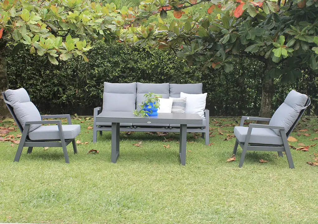 Vista de sala ALURA negra, conjunto de sofás reclinables de aluminio con mesa altura comedor