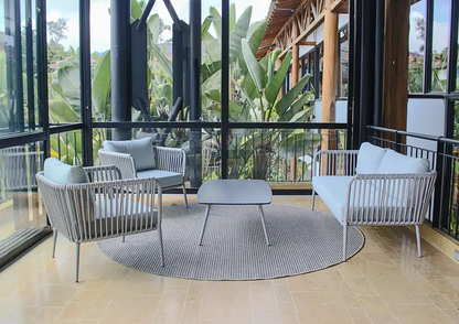 Vista de sala AMALFI gris, conjunto de sofás de aluminio con mesa de centro para terraza