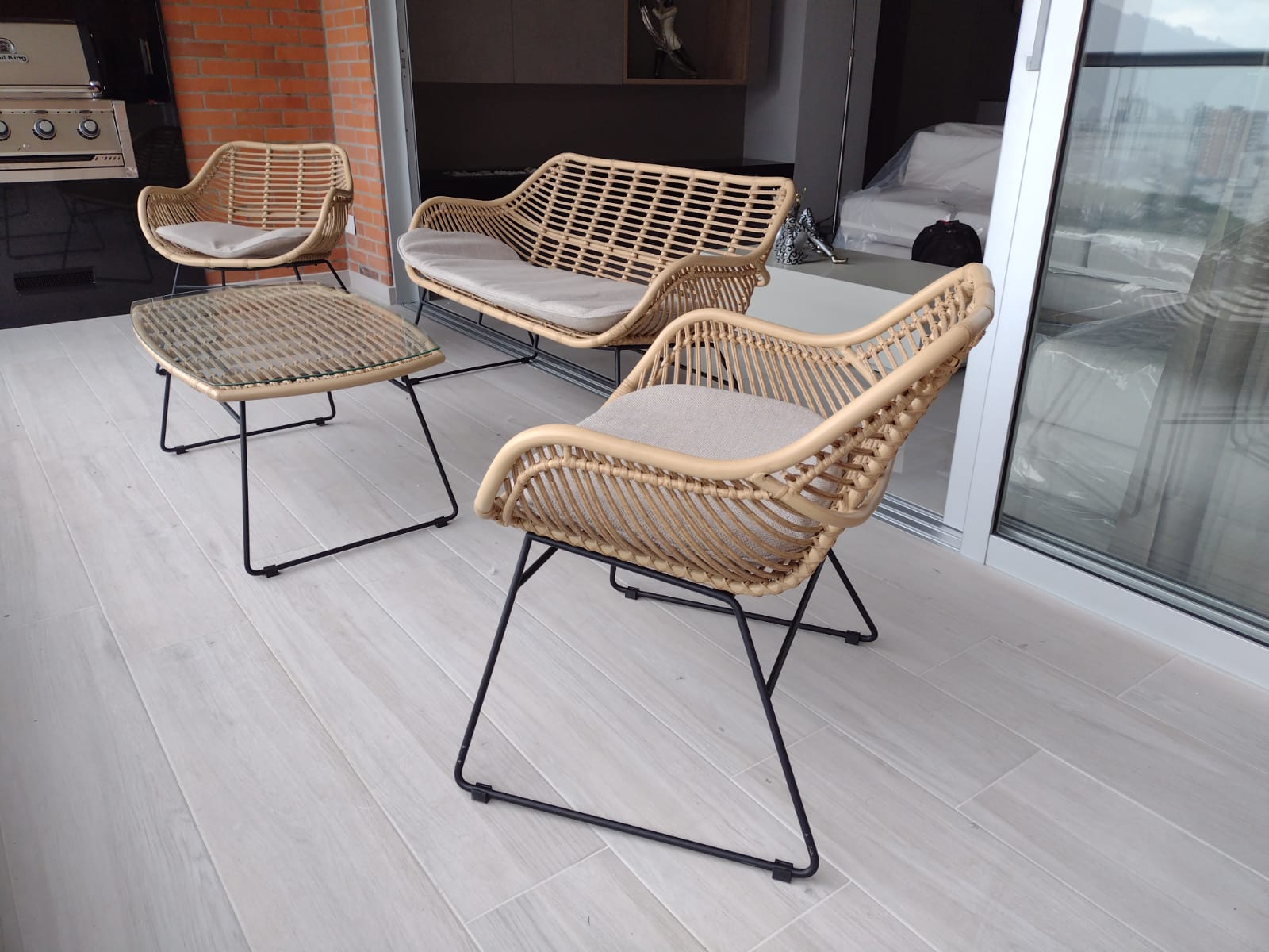 Vista de sala CANGGU, conjunto de sofás de acero inoxidable con fibra termoplástica beige para balcón
