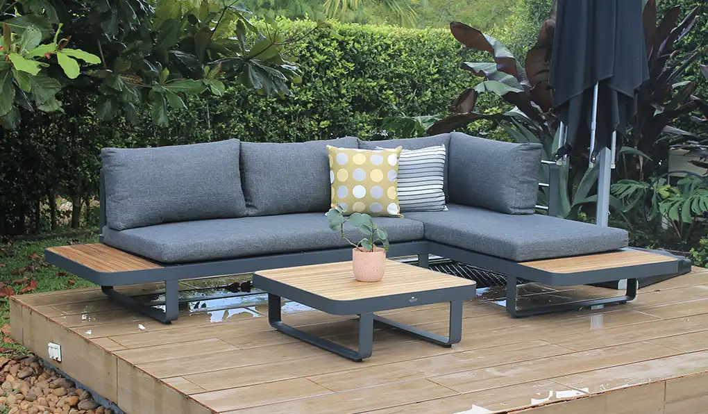 Vista de sala CARTAGENA, conjunto de sofás de aluminio gris oscuro con bandejas de teca para balcón
