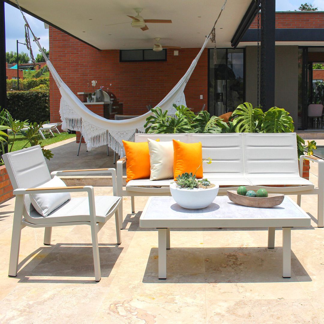 Vista de sala CEDAR, conjunto de sofás de aluminio con textilene y detalles de madera teca natural