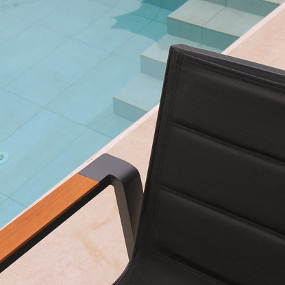 Vista de sala CEDAR negra, conjunto de sofás de aluminio con textilene negro y madera teca