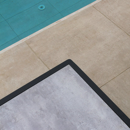 Detalle de comedor CEDAR negro, sillas de aluminio con textilene y detalles de teca