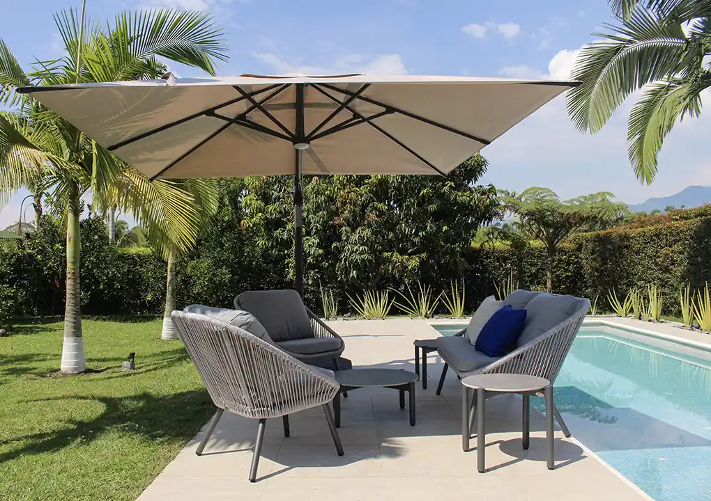 Detalle de sala GENOVA gris, sofás de aluminio con cuerdas de poliéster y mesas de vidrio cerámico
