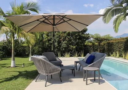 Detalle de sala GENOVA gris, sofás de aluminio con cuerdas de poliéster y mesas de vidrio cerámico
