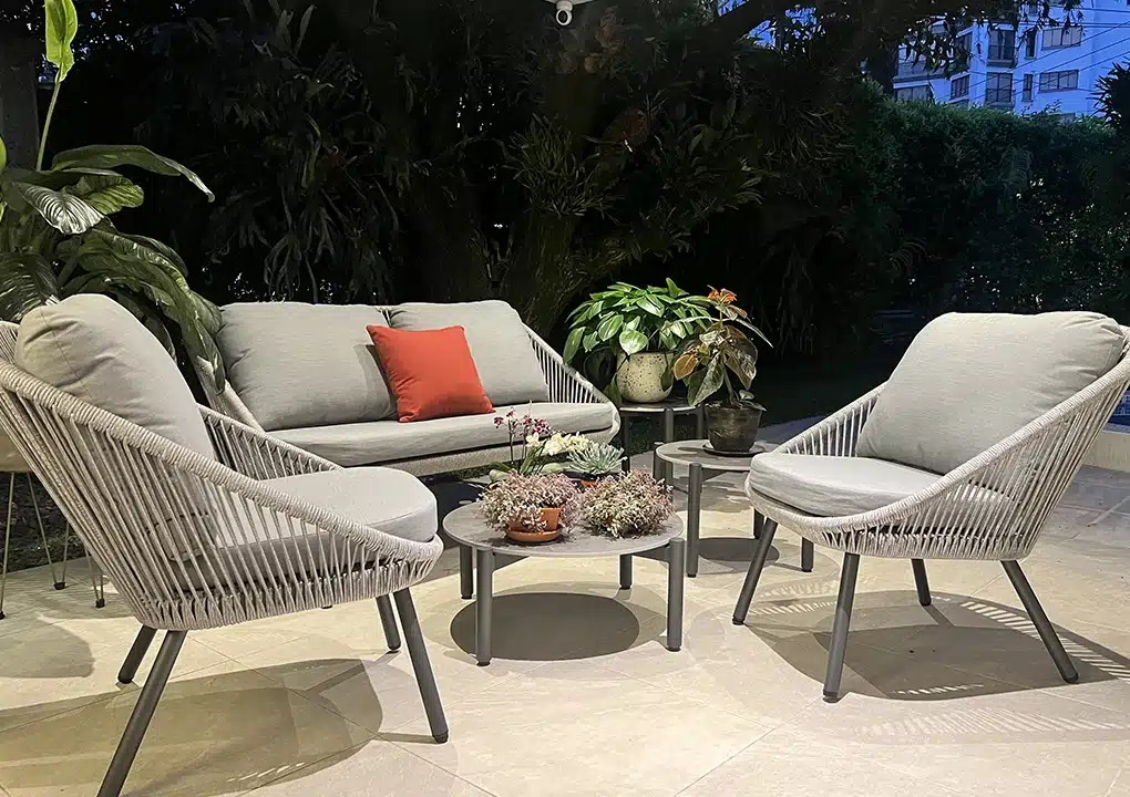 Vista de sala GENOVA, conjunto de sofás de aluminio gris oscuro con cuerdas de poliéster para balcón
