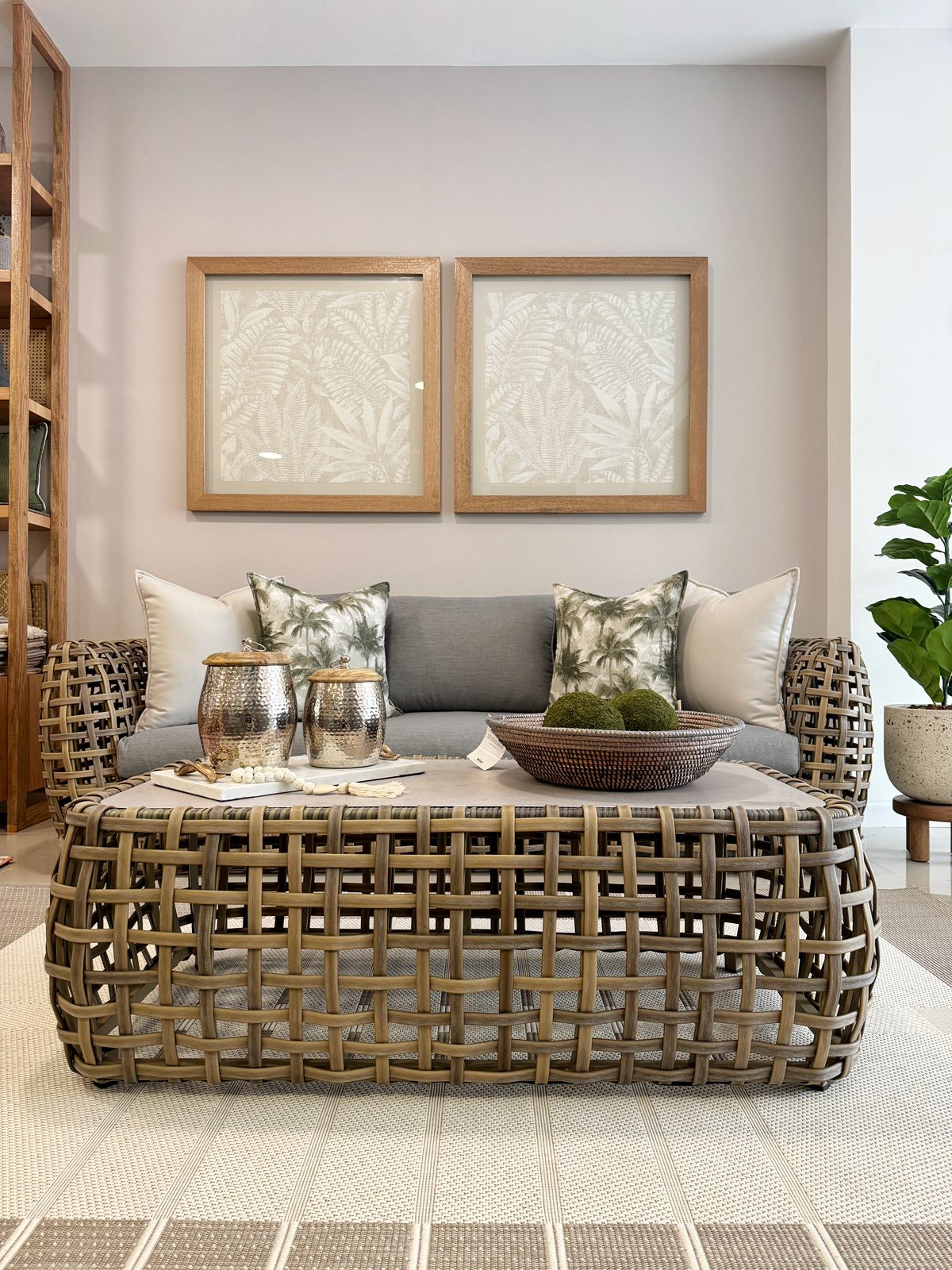 Set de sala GRADO, sala de fibra termoplástica taupe con cojines grises para terraza cubierta

Bandeja decorativa redonda artesanal en fibra natural tejida, Ø 41.5 x 10 cm, estilo bohemio para hogar