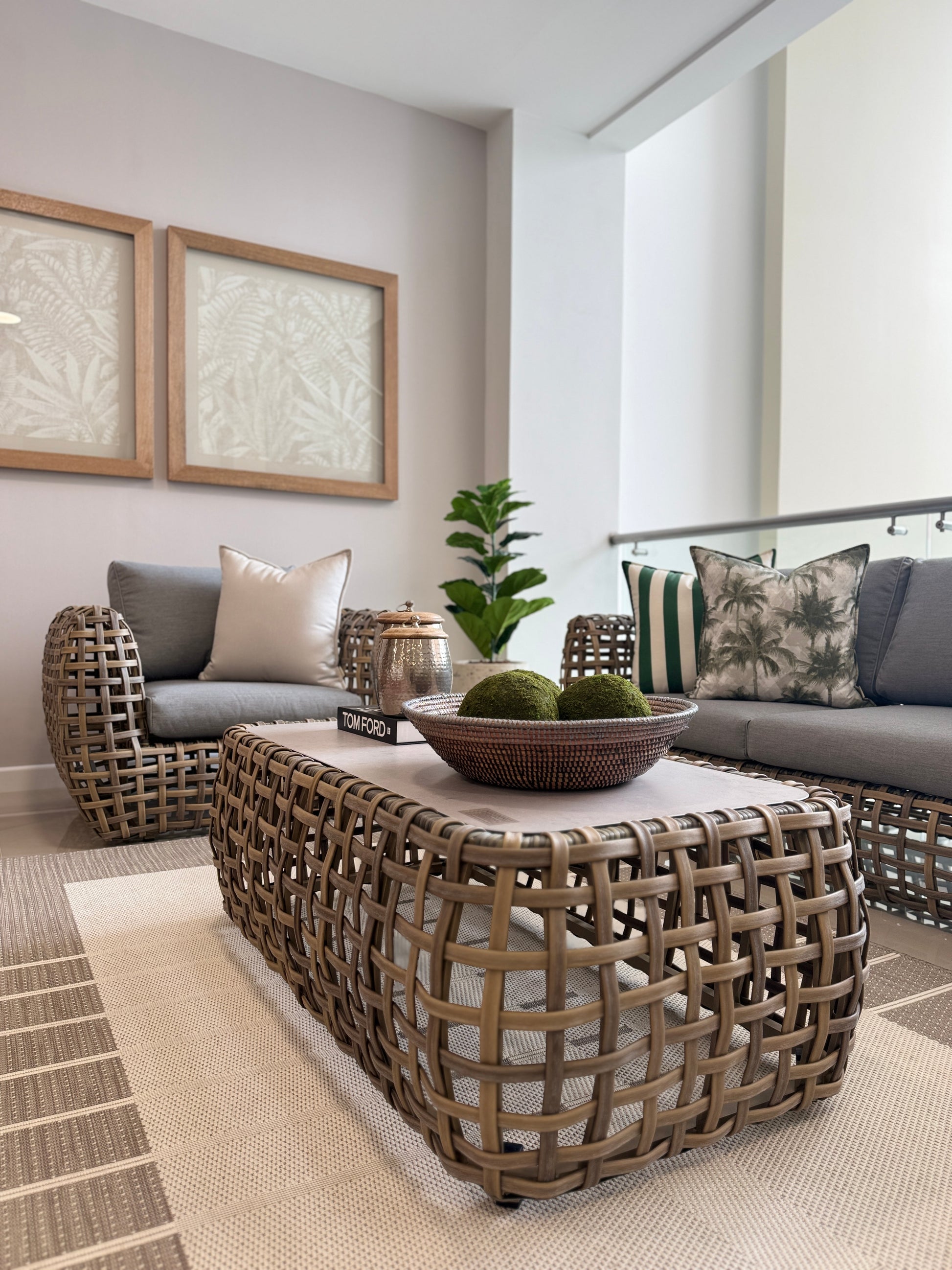 Set completo de sala GRADO, conjunto de sofás de fibra termoplástica taupe con mesa para balcón

Base decorativa redonda tejida en fibra natural para centros de mesa, bandejas de servicio y accesorios de sala