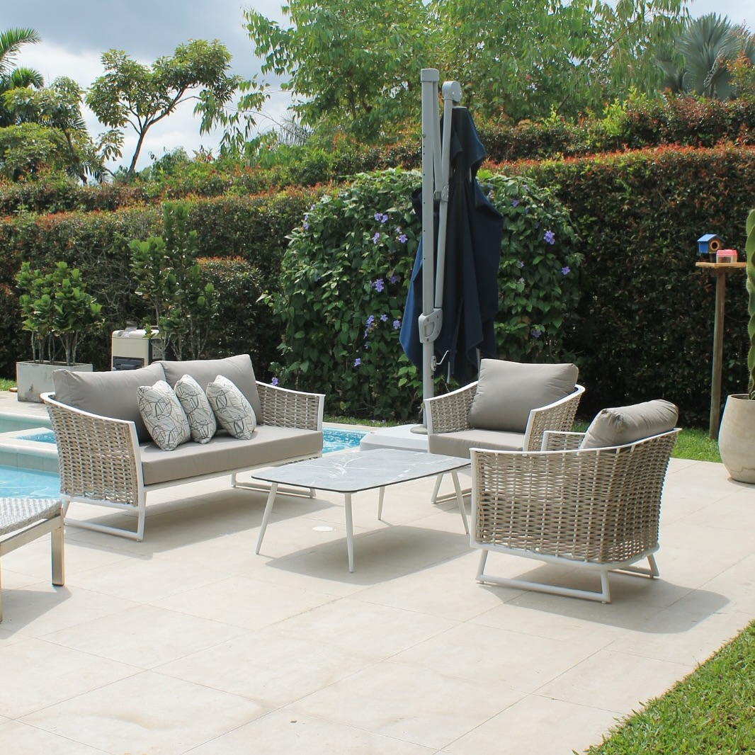 Set de sala GUAJIRA blanco, sala de aluminio con fibra termoplástica y cojines taupe para balcón
