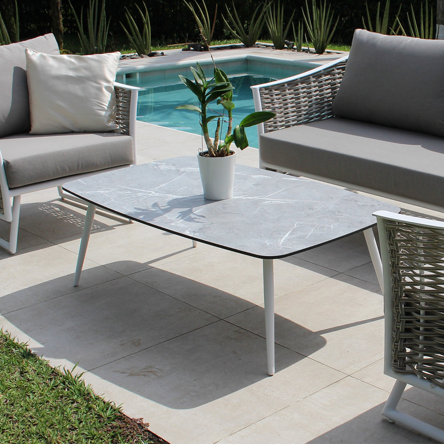 Set de sala GUAJIRA blanco, sala de aluminio con fibra termoplástica y cojines taupe
