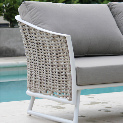 Detalle de sala GUAJIRA blanca, sofás de aluminio con fibra termoplástica y mesa de laminado cerámico
