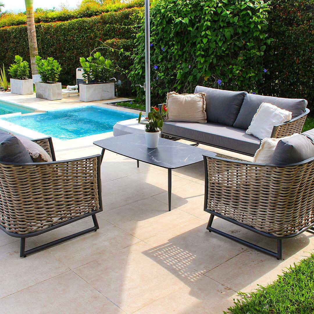 Set de sala GUAJIRA negro, sala de aluminio con fibra termoplástica y cojines gris oscuro para terraza cubierta
