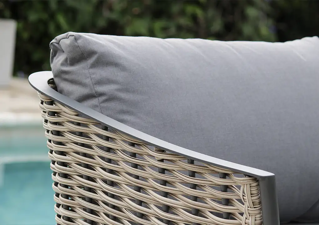 Vista de sala GUAJIRA negra, conjunto de sofás de aluminio con fibra termoplástica para terraza cubierta
