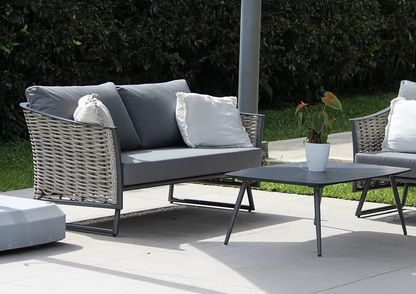 Vista de sala GUAJIRA negra, conjunto de sofás de aluminio con fibra termoplástica y cojines
