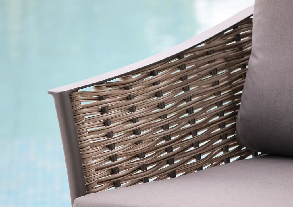 Detalle de sala GUAJIRA negra, sofás de aluminio con fibra termoplástica y mesa de centro
