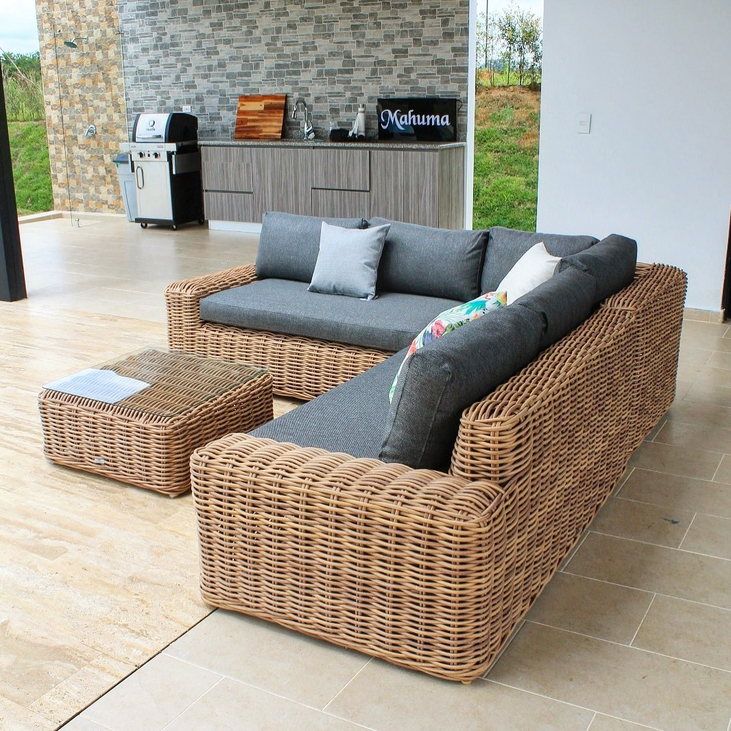 Vista de sala KAPAS, conjunto de sofás de aluminio con fibra termoplástica nogal y mesa de vidrio templado
