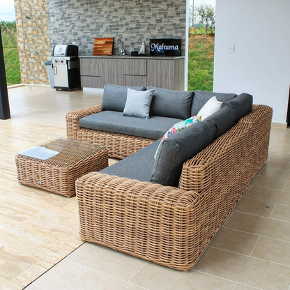 Vista de sala KAPAS, conjunto de sofás de aluminio con fibra termoplástica nogal y mesa de vidrio templado
