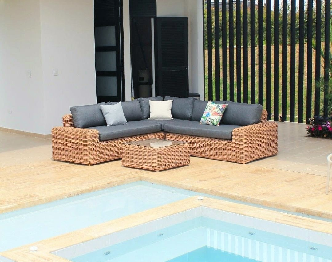 Set de sala KAPAS, sala de aluminio con fibra termoplástica color nogal y cojines negros para terraza cubierta
