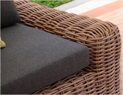 Detalle de sala KAPAS, sofás de aluminio con fibra termoplástica color nogal y cojines negros
