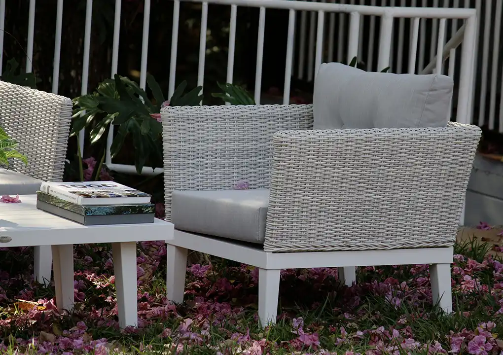 Vista de sala MARATUA gris, conjunto de sofás de aluminio con fibra termoplástica y mesa de centro