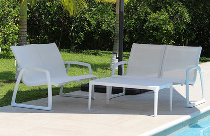 Vista de sala MARE blanca, conjunto de sofás de resina con protección UV para terraza
