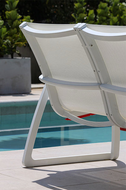 Detalle de sala MARE blanca, sofás de resina desmontables y apilables para piscina
