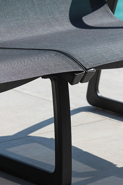 Detalle de sala MARE, sofás de resina apilables con protección UV para terraza
